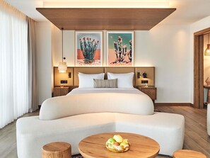 Suite, 1 cama de matrimonio grande, vistas a la piscina (Platinum) | Minibar con artículos gratuitos, caja fuerte, escritorio