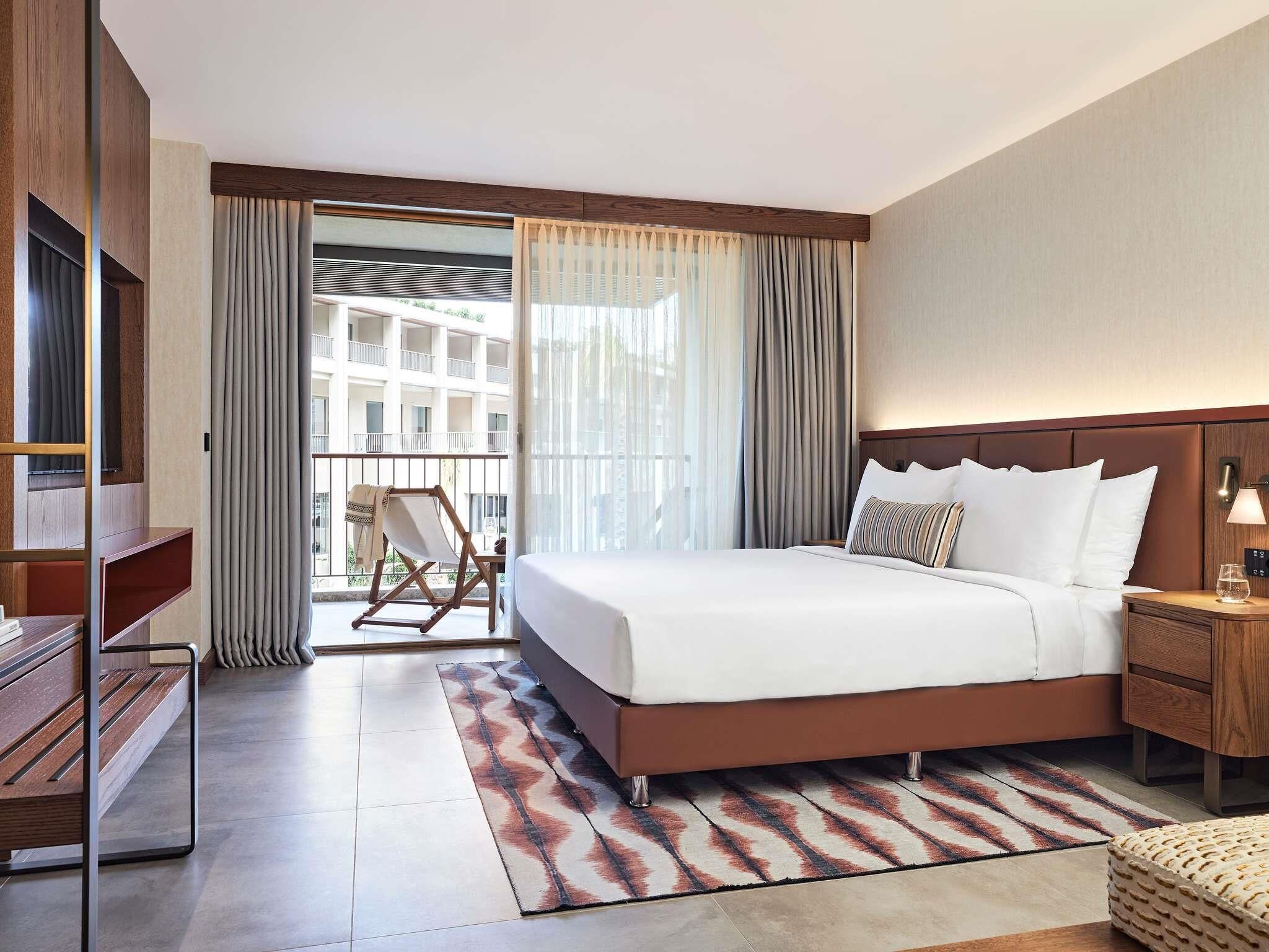 Room, 1 King Bed, Pool View (General Admission) | Free minibar, in-room safe, desk, laptop workspace