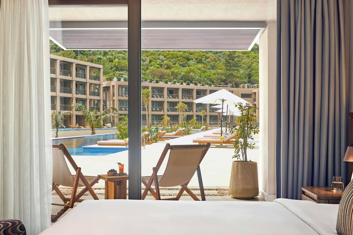 Quarto, 1 cama de casal (General Admission) | Frigobar (abastecido com itens grátis), cofres nos quartos, escrivaninha
