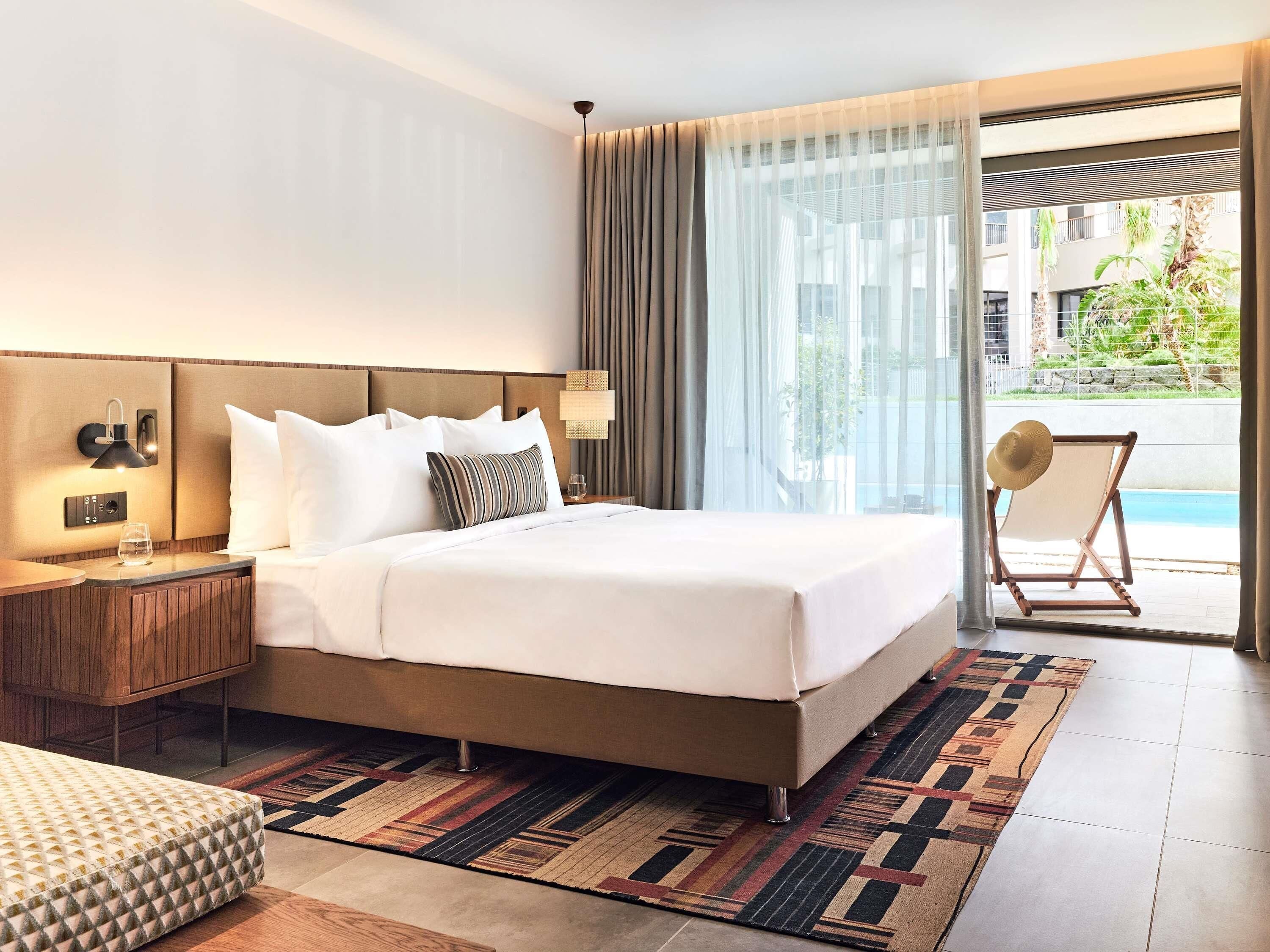 Room, 1 King Bed (Platinum Swim Up with Pool) | Free minibar, in-room safe, desk, laptop workspace