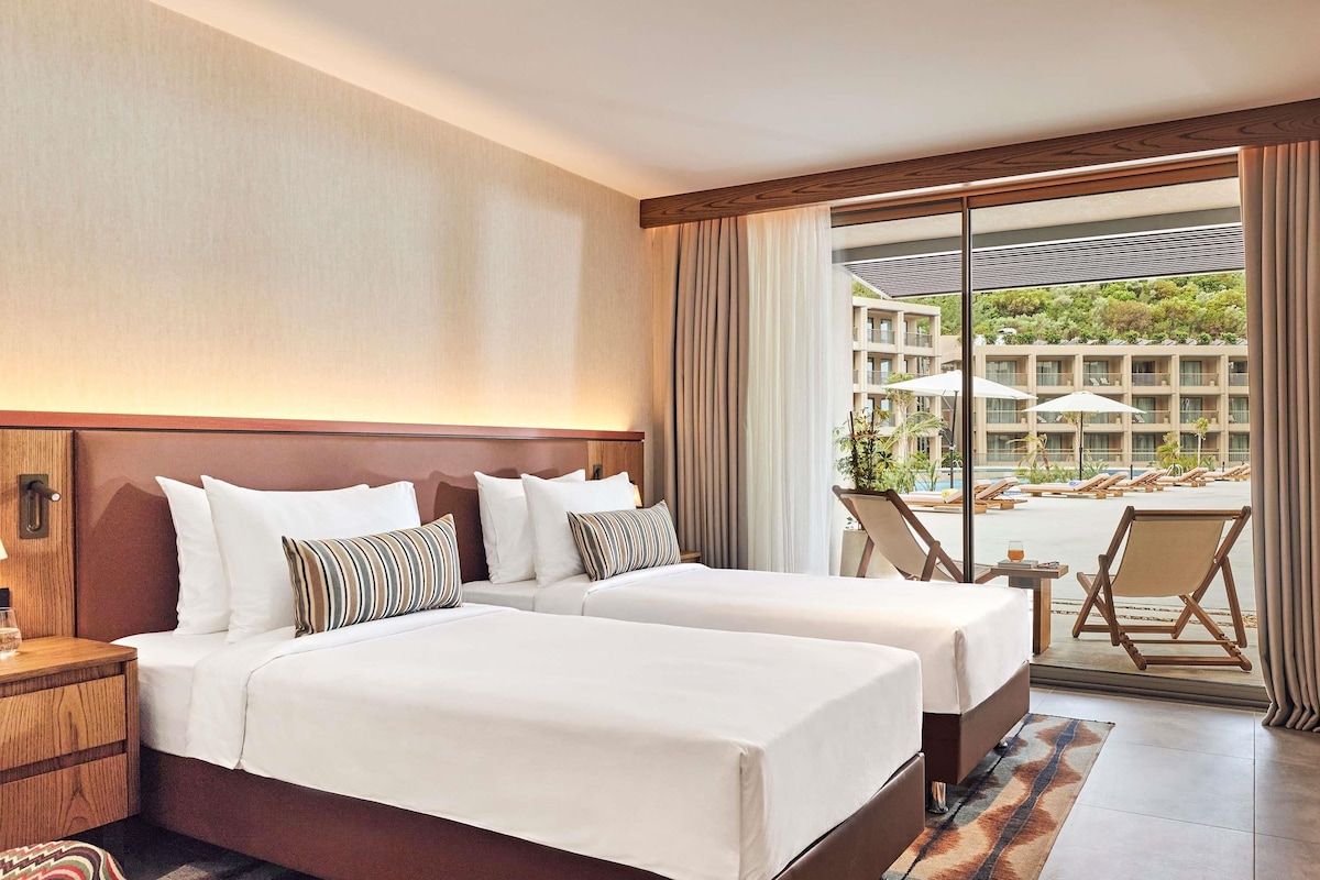 Chambre avec lits jumeaux, 2 lits jumeaux, vue sur la piscine (All Access) | Articles de minibar gratuits, coffre-fort, bureau