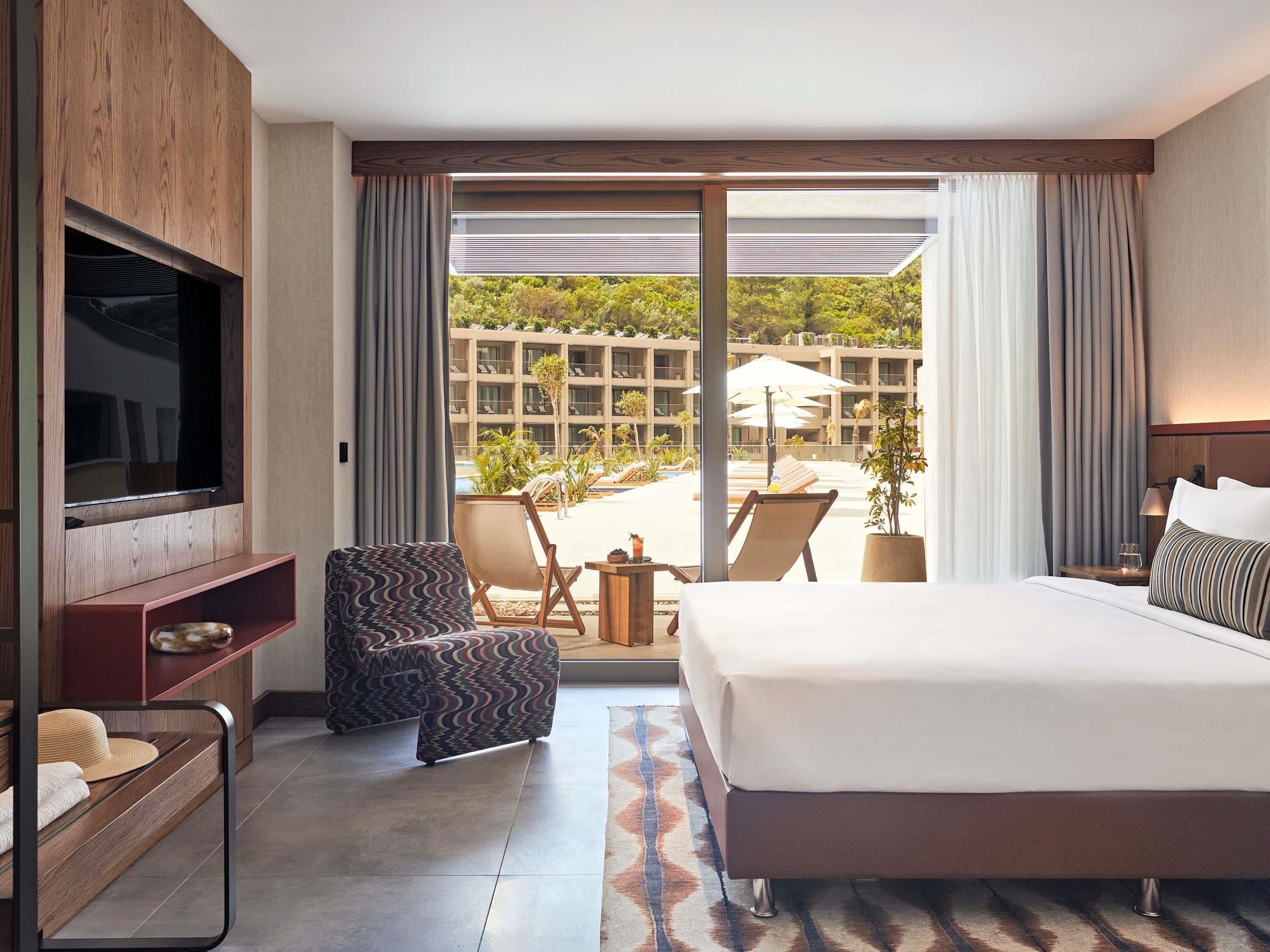 ルーム キングベッド 1 台 プールビュー (All Access) | ミニバー (無料)、セーフティ ボックス (室内)、デスク、ノートパソコン用作業スペース