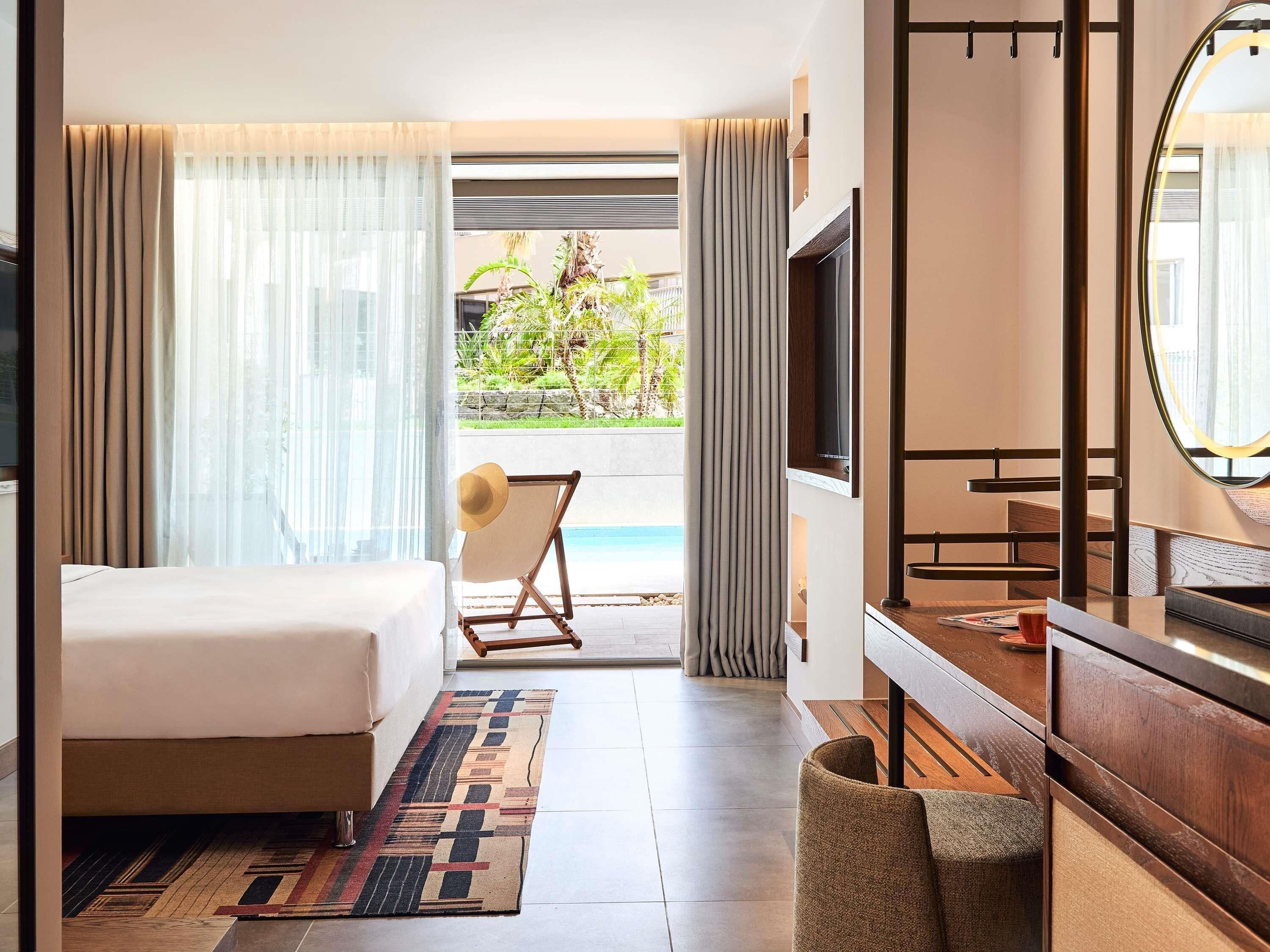Room, 1 King Bed (Platinum Swim Up with Pool) | Free minibar, in-room safe, desk, laptop workspace