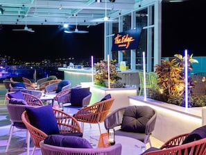 Bar auf der Dachterrasse, Blick auf den Pool, täglich geöffnet