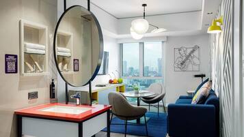 Suite estándar, varias camas | Ropa de cama hipoalergénica, minibar, caja fuerte