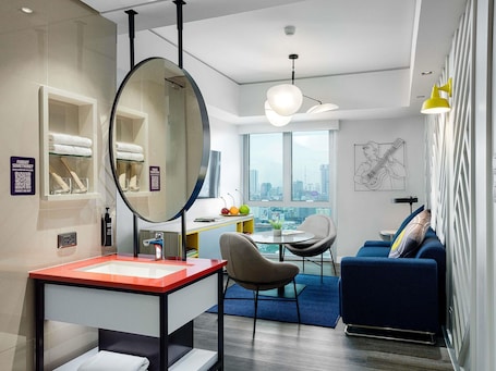 Standard-Suite, Mehrere Betten | Allergikerbettwaren, Minibar, Zimmersafe, individuell eingerichtet. Ibis Styles Manila Araneta City