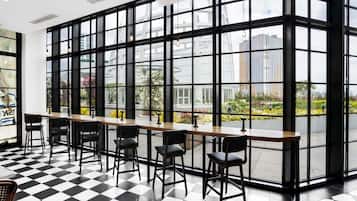 2 restaurants; breakfast, lunch, dinner, and brunch served