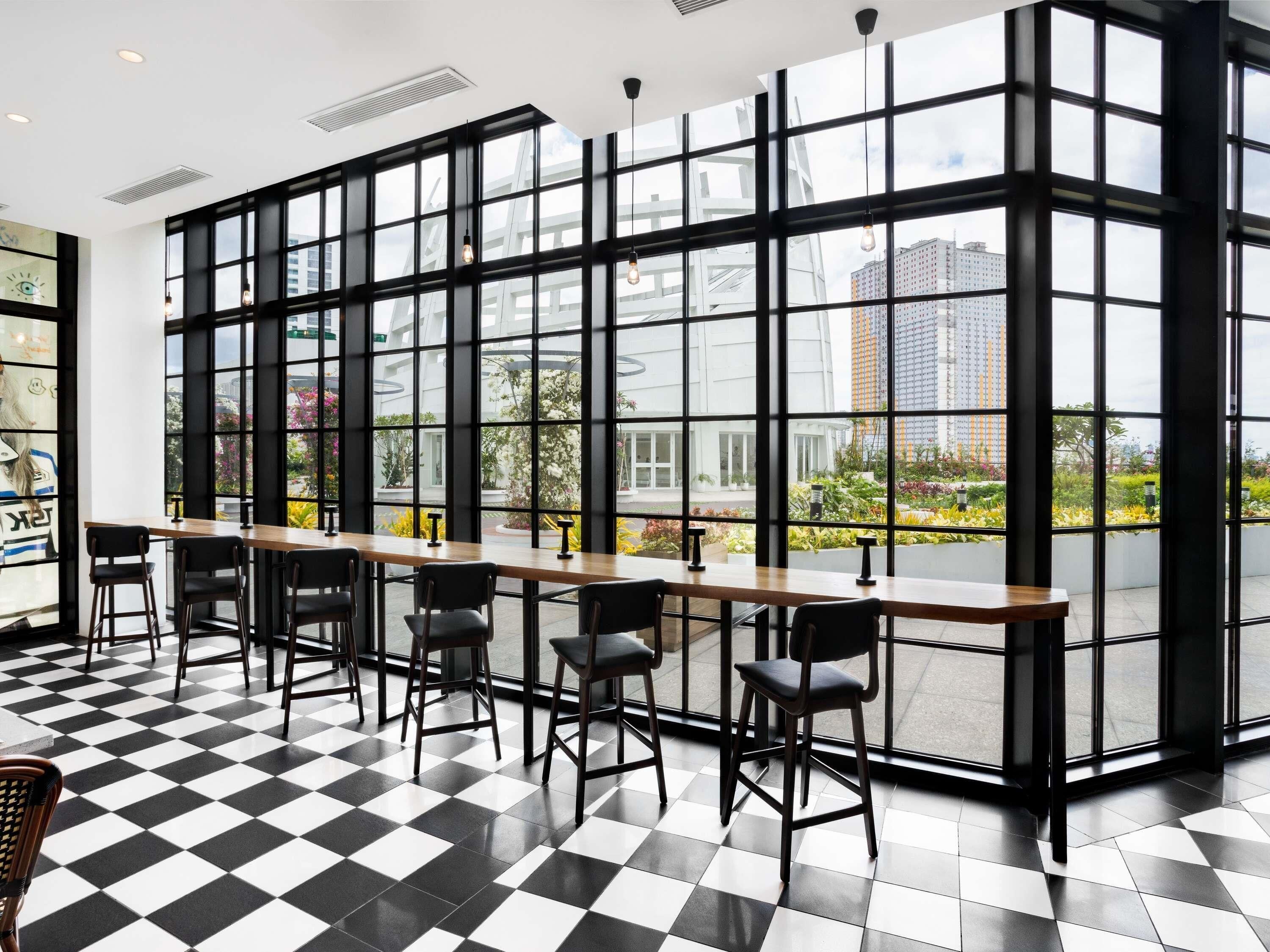 2 restaurantes; se sirve desayuno, almuerzo y cena; cocina internacional