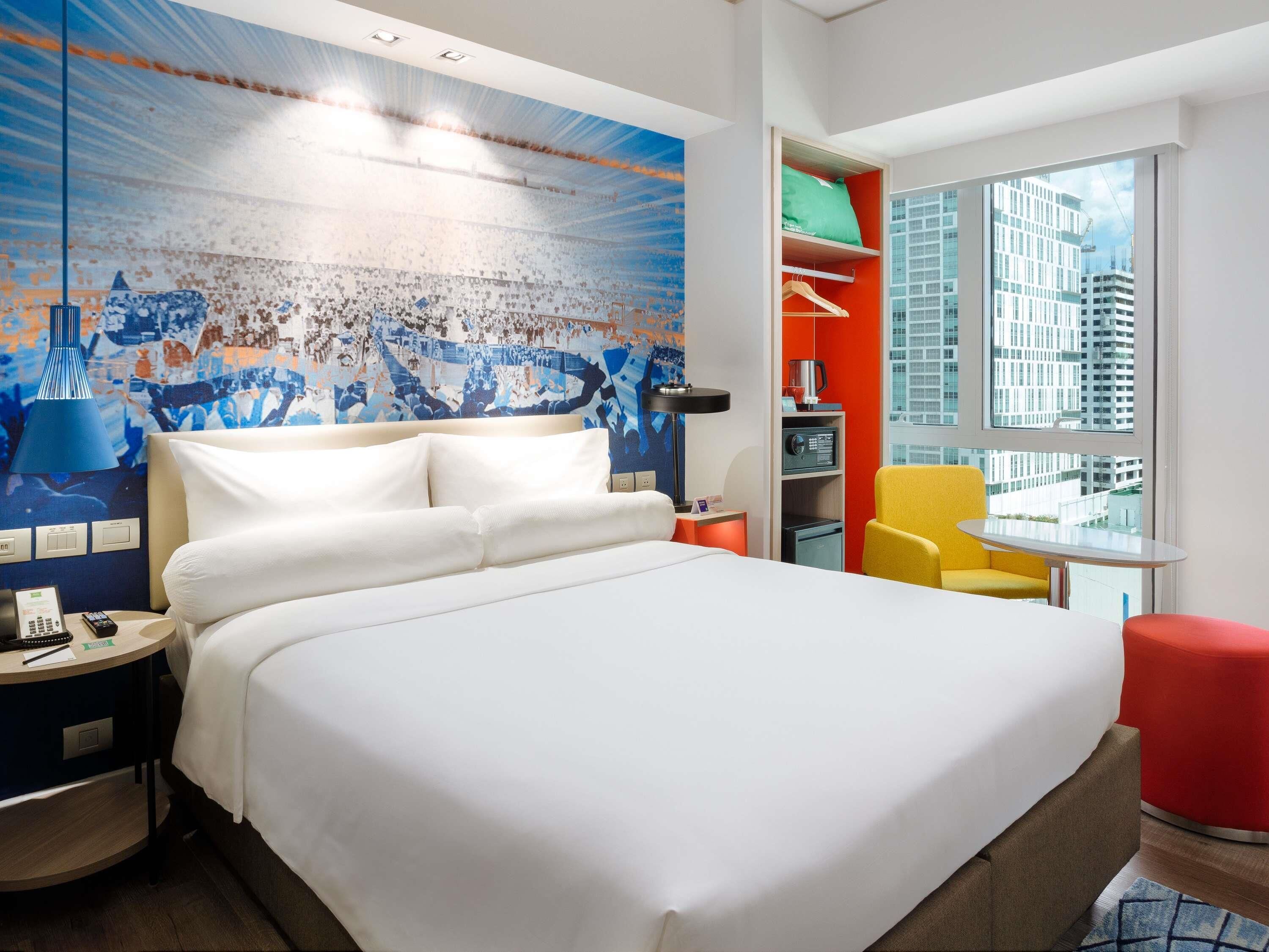 Standard Room, 1 Queen Bed | Hypo-allergenic bedding, minibar, in-room safe, individually furnished