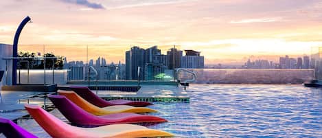 2 udendørs pools, åben fra kl. 08.00 til kl. 19.00, parasoller