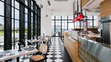 2 restaurants servant le petit déjeuner, le déjeuner et le dîner