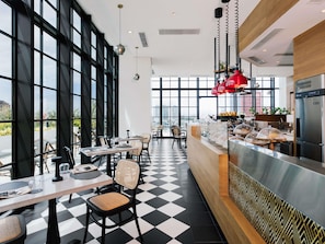 2 Restaurants, Frühstück, Mittagessen, Abendessen, internationale Küche