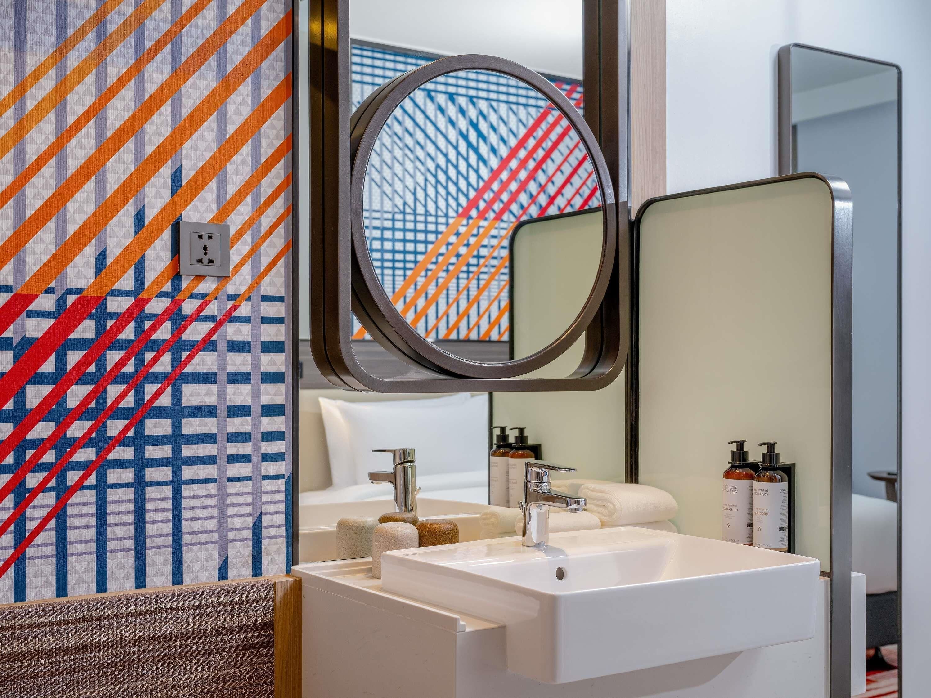 Bureau, espace de travail pour ordinateur portable, rideaux occultants