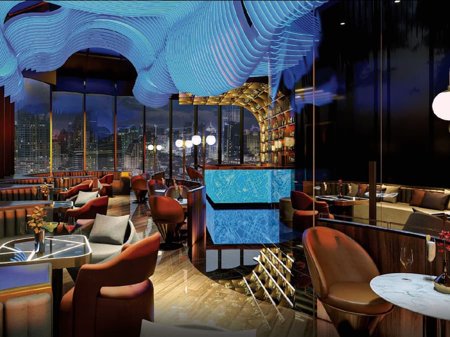 Eine moderne Bar mit Stadtblick, mit Ledersitzmöbeln und einer blau gemusterten Bar.