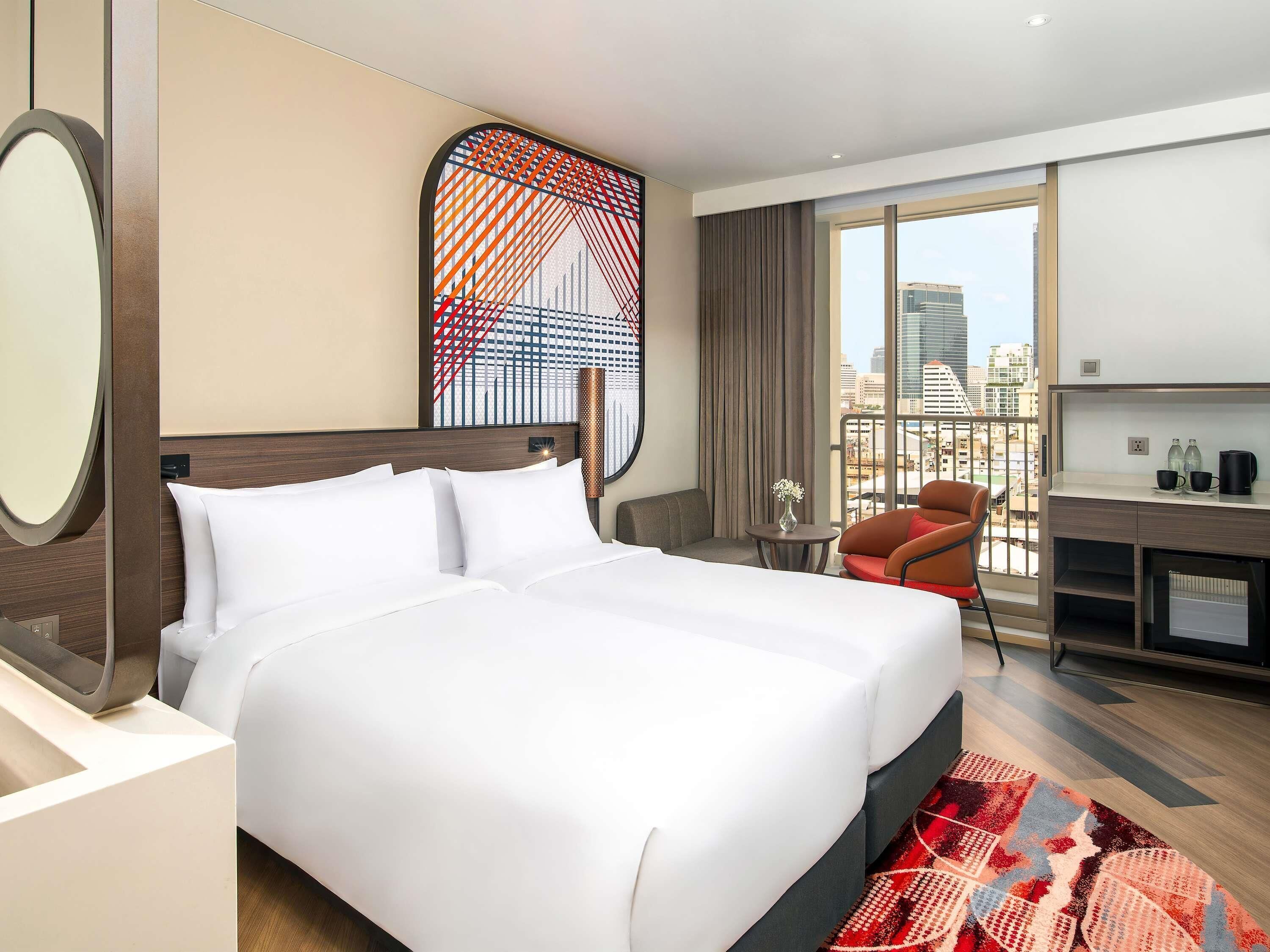 Työpöytä, kannettavalle tietokoneelle sopiva työtila, pimennysverhot