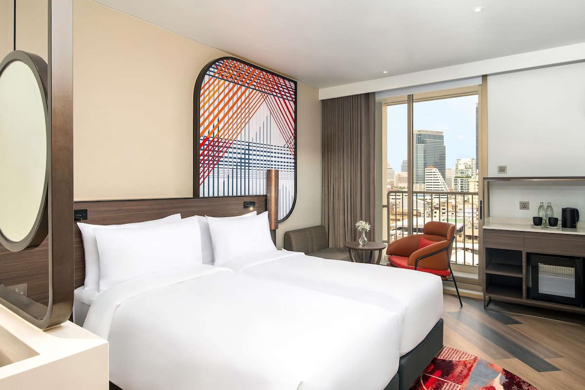 Työpöytä, kannettavalle tietokoneelle sopiva työtila, pimennysverhot