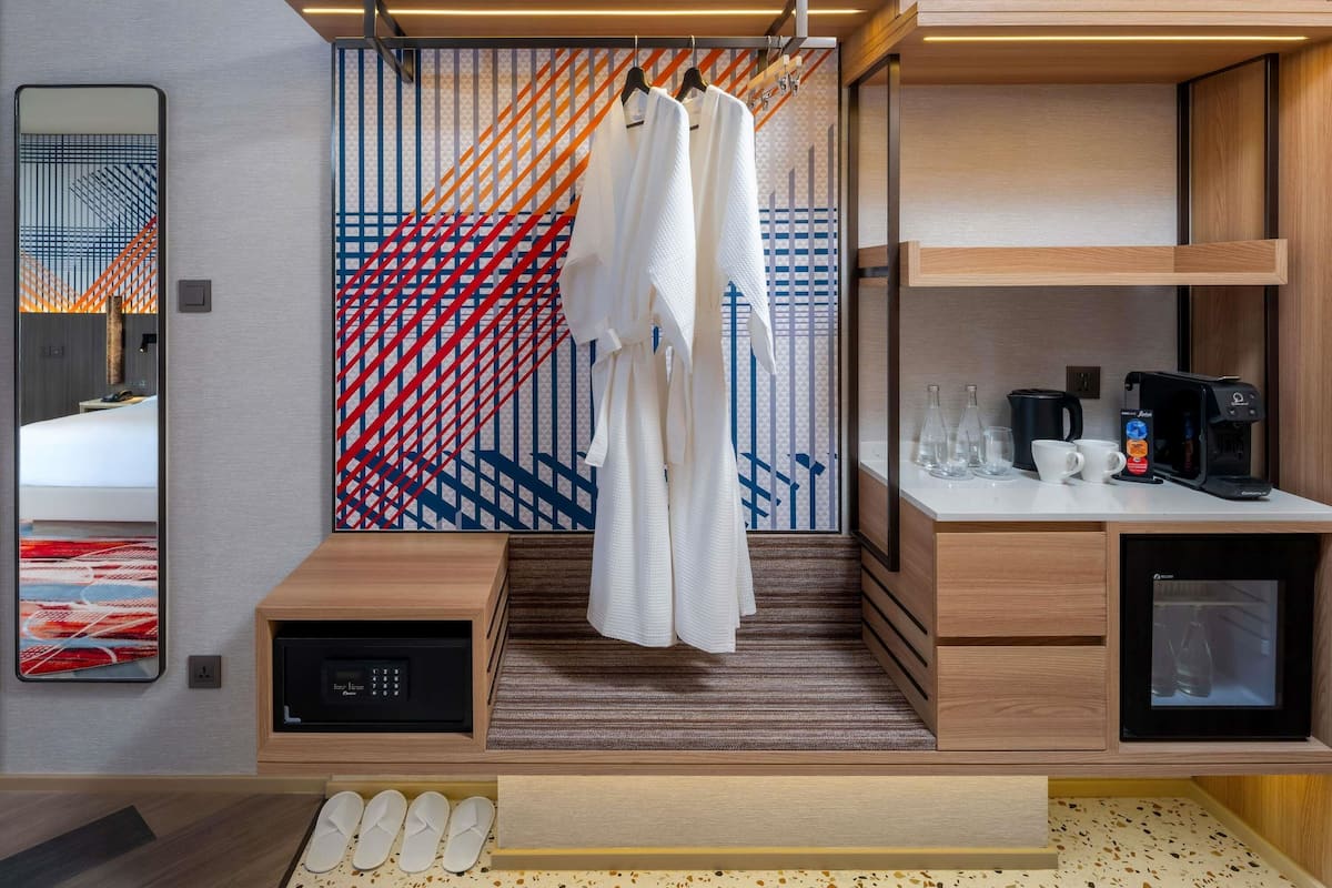 Escritorio, espacio para trabajar con un portátil, cortinas opacas