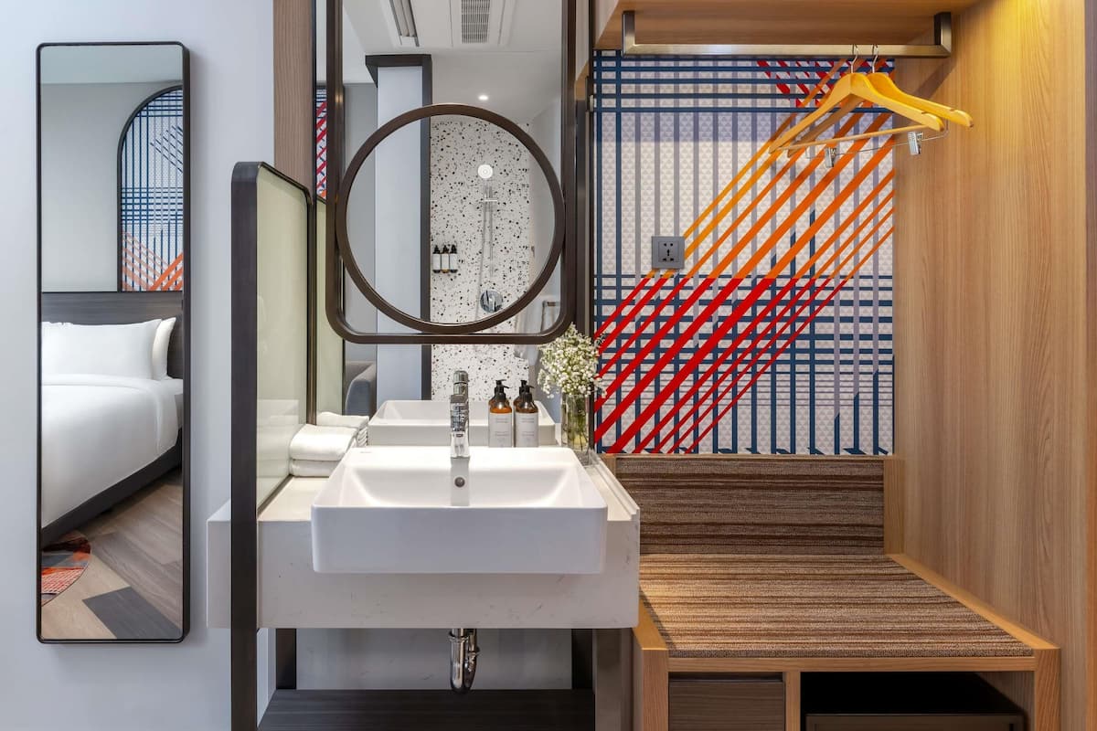 Desk, laptop workspace, blackout drapes, free cribs/infant beds