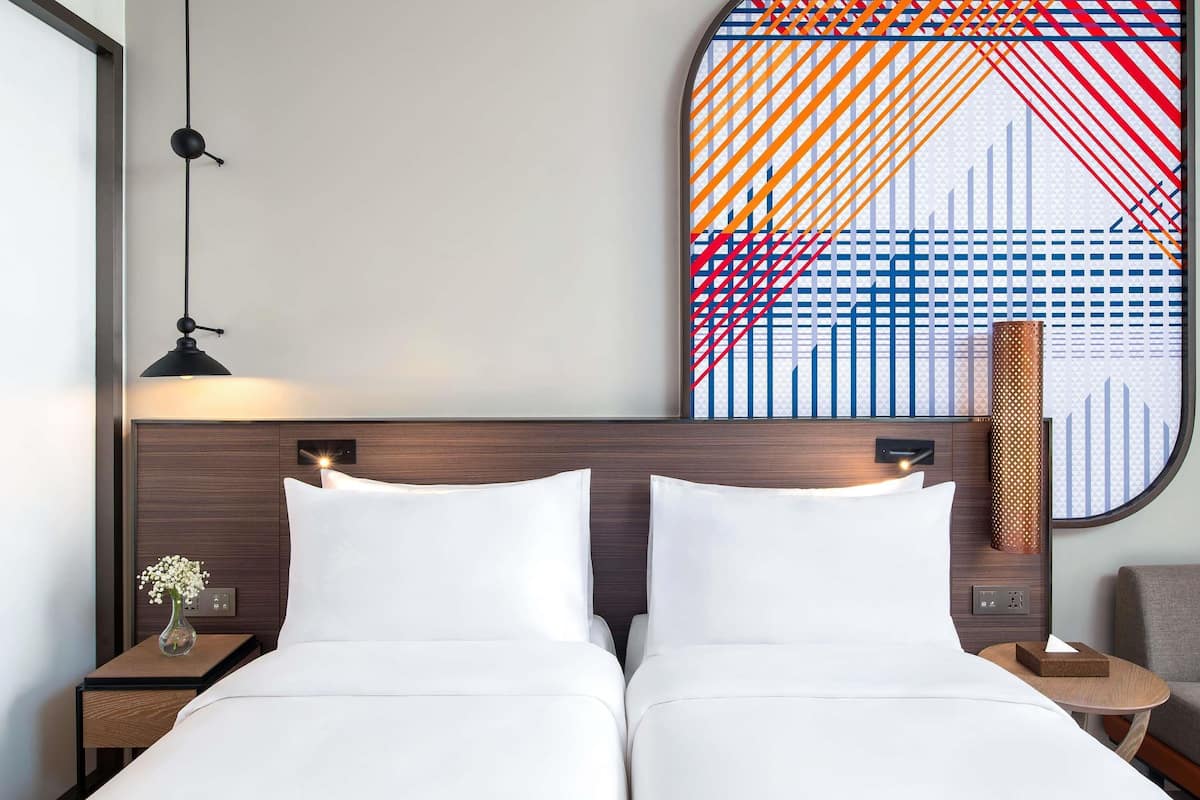 Työpöytä, kannettavalle tietokoneelle sopiva työtila, pimennysverhot