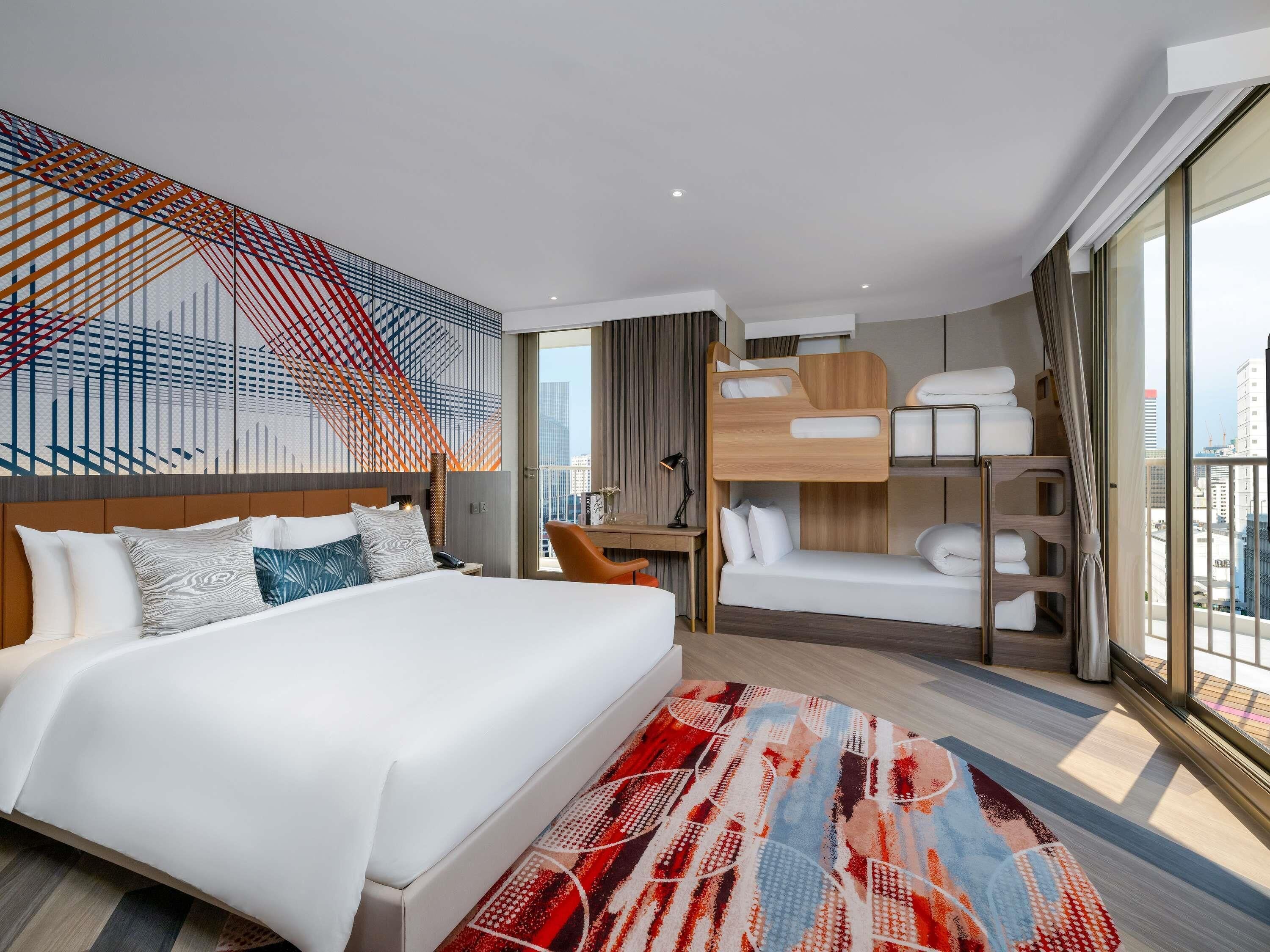 Family Room, Berbilang Katil, Balcony | Meja, ruang kerja komputer riba, langsir/tirai gelap terus 