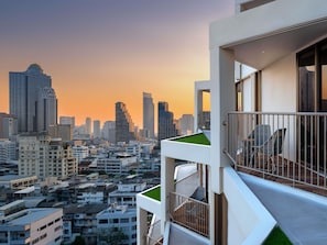 Desk, laptop workspace, blackout drapes, free cribs/infant beds