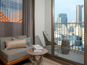 办公桌、笔记本电脑工作区、遮光窗帘、免费婴儿床