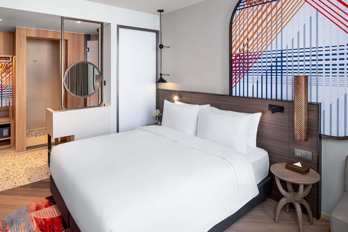 Työpöytä, kannettavalle tietokoneelle sopiva työtila, pimennysverhot