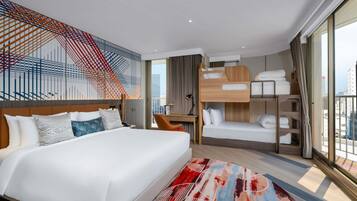 Habitación familiar, varias camas, balcón | Escritorio, espacio para trabajar con un portátil, cortinas opacas