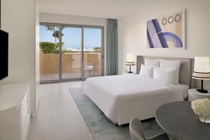 Studio, terrasse | Minibar, safe på rommet, individuelt dekorert og skrivebord