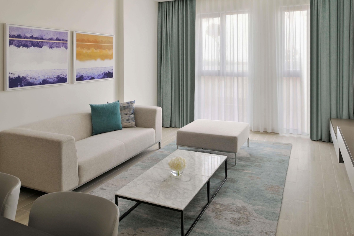 Minibar, két bảo mật tại phòng, bàn
