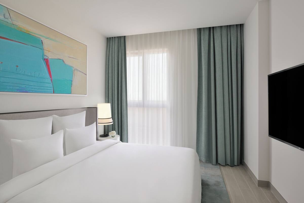Bar mini, peti besi dalam bilik, meja, ruang kerja komputer riba 