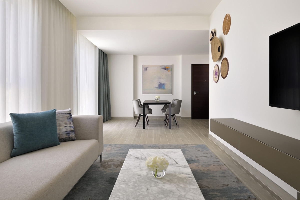 Minibar, coffres-forts dans les chambres, bureau