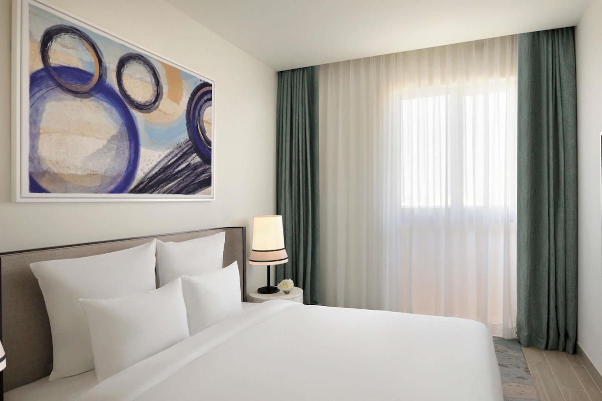 Minibar, két bảo mật tại phòng, bàn
