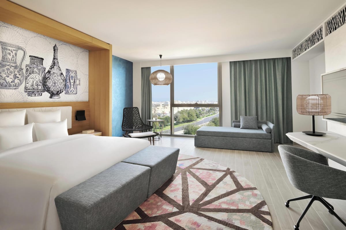 Junior Suite, 1 Katil Raja (King) dengan Katil Sofa | Bar mini, peti besi dalam bilik, meja, ruang kerja komputer riba 