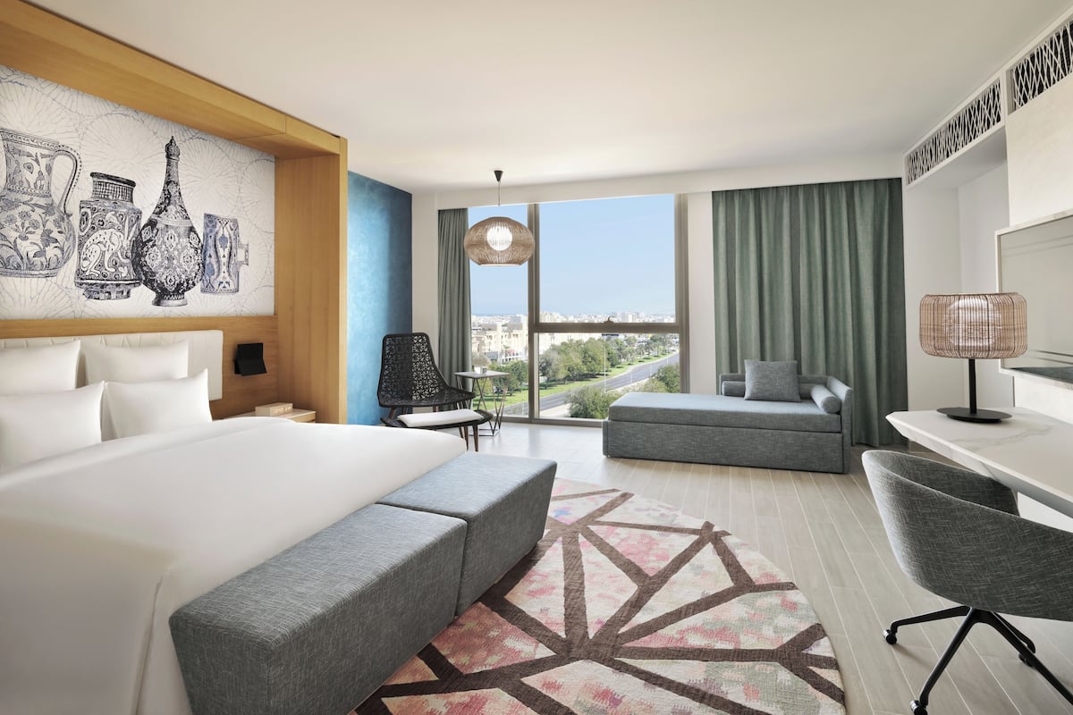Junior Suite, 1 Katil Raja (King) dengan Katil Sofa | Bar mini, peti besi dalam bilik, meja, ruang kerja komputer riba 