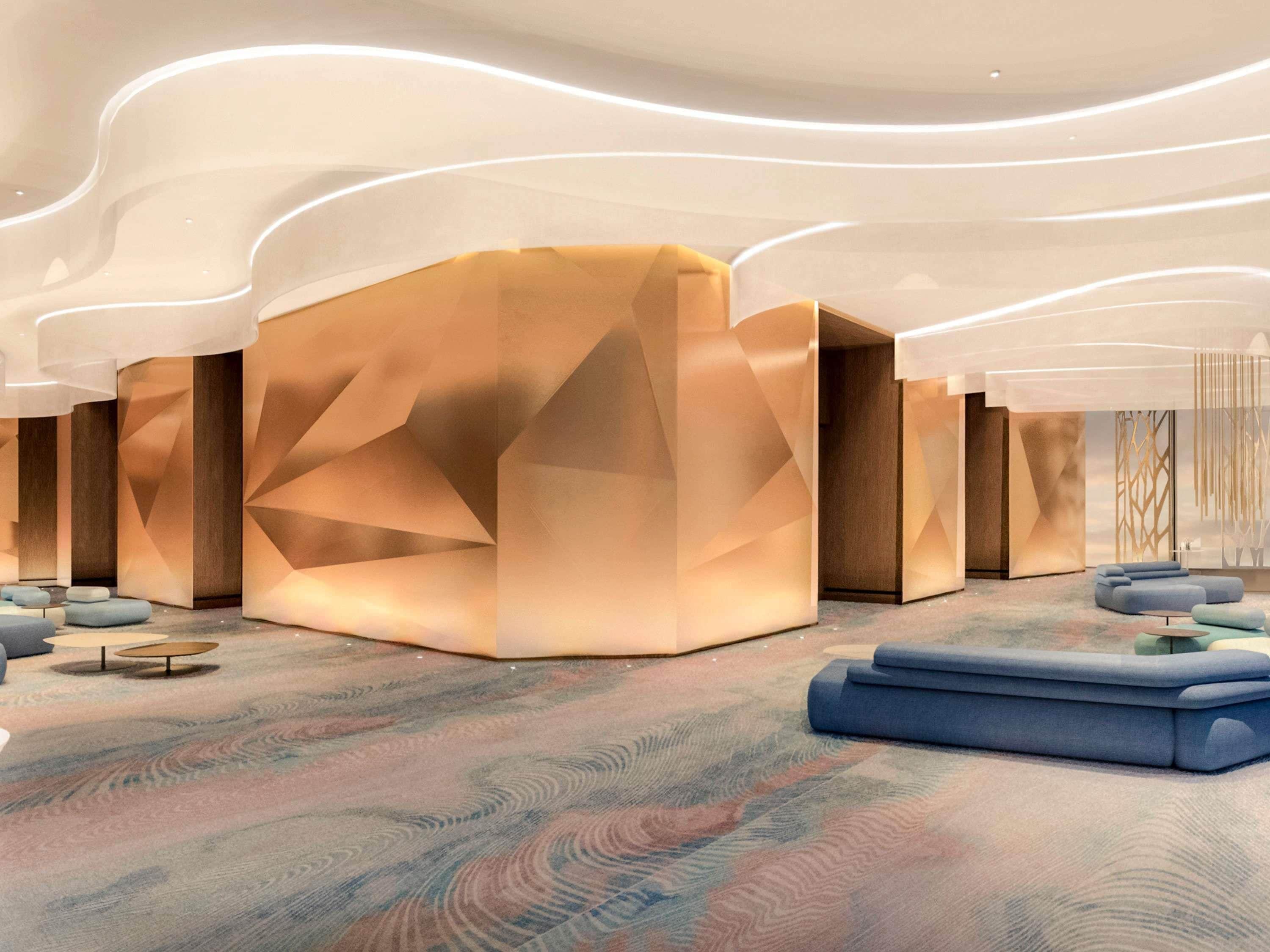 Ein modernes Interieur mit geometrischen Wandmustern, einem gemusterten Teppich und zeitgemäßer Möbel.