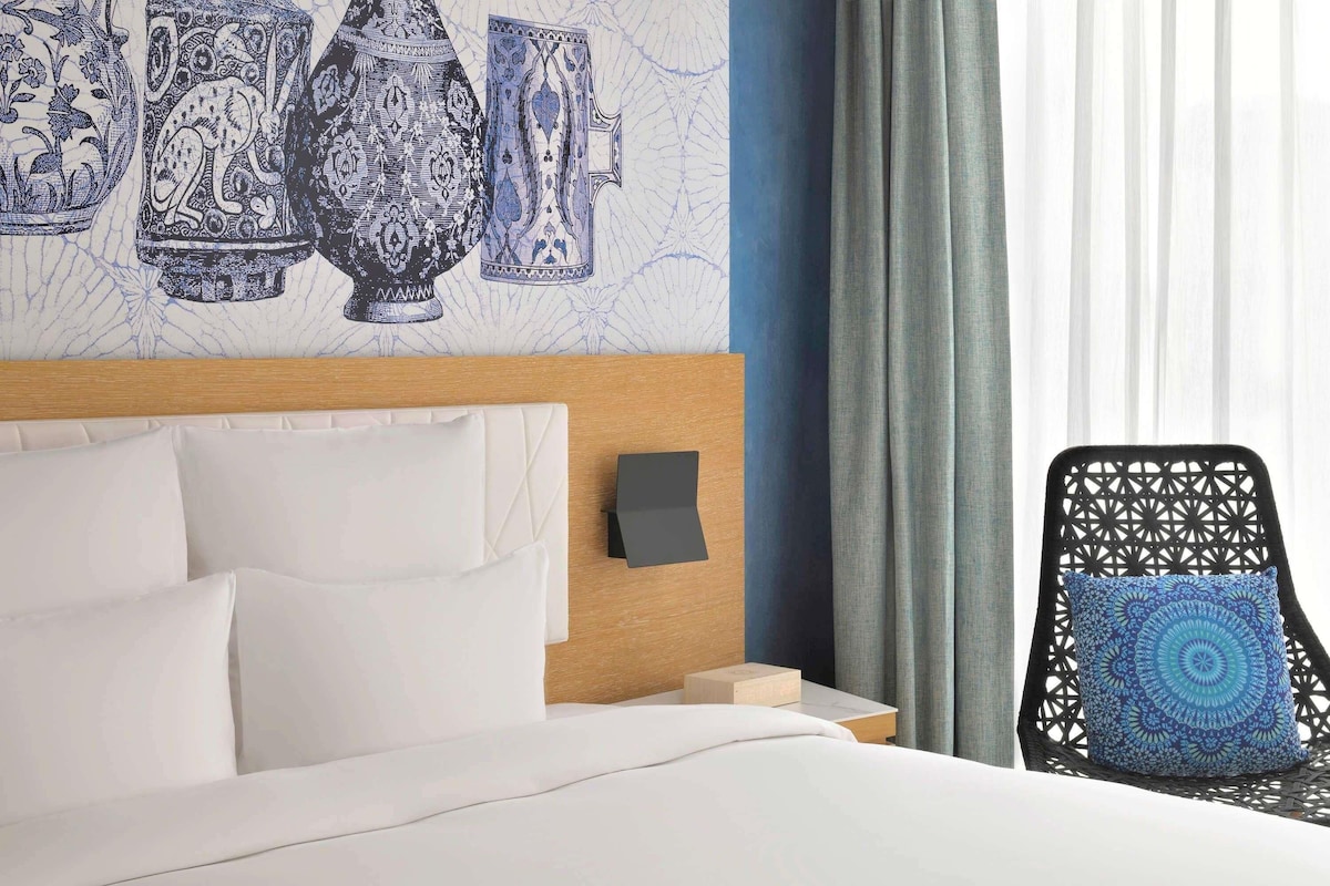 Minibar, két bảo mật tại phòng, bàn