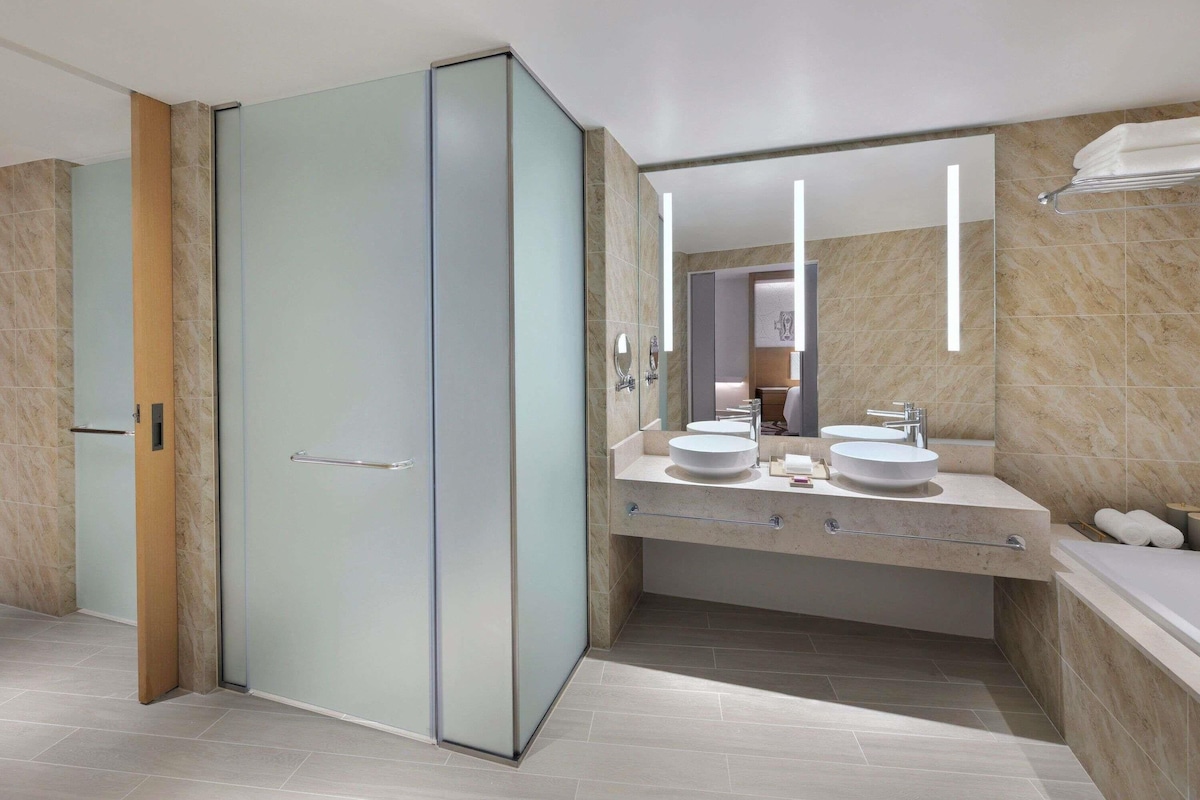 Executive Suite with 1 King-Size Bed, Sofa, Walk-In Closet, Dining Area, and Lounge Access | Minibar, in-room safe, desk, laptop workspace