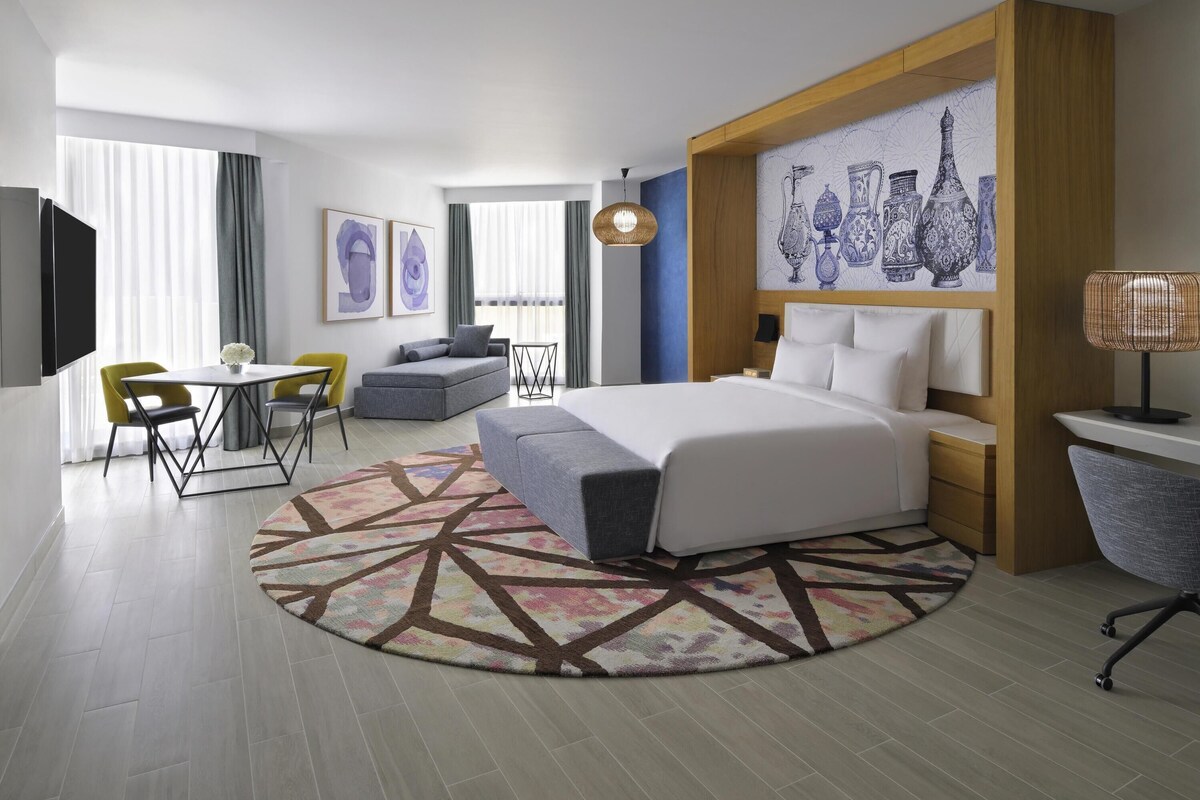 Suíte executiva, 1 cama King e sofá-cama (Lounge Access) | Frigobar, cofres nos quartos, escrivaninha