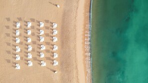 Playa privada, sillas reclinables de playa, sombrillas, toallas de playa