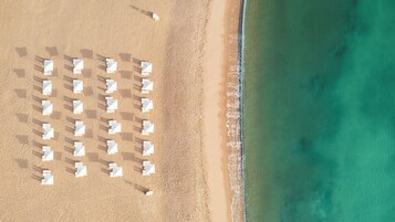 Playa privada, sillas reclinables de playa, sombrillas, toallas de playa
