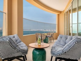 Panoramic Suite, 1 Bedroom, Sea View, Club  Benefits | 高档床上用品、羽绒被、记忆海绵床垫、迷你吧