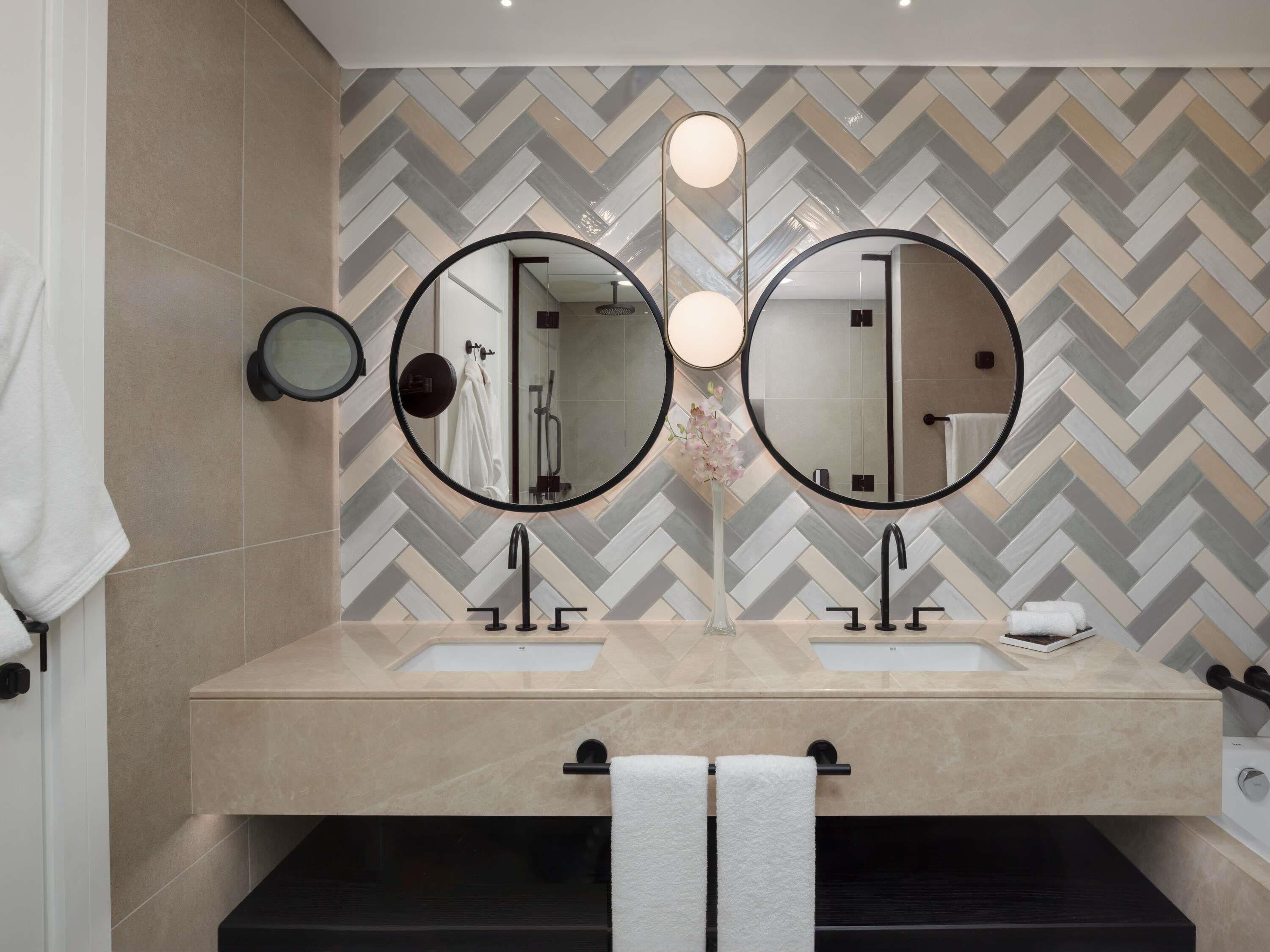 Articles de toilette gratuits, sèche-cheveux, peignoirs, chaussons