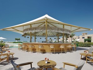 3 bars, bar en milieu de piscine, bar en bord de piscine, bar de plage