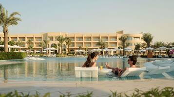 4 piscinas externas, funciona das 6h às 21h, barracas, guarda-sóis