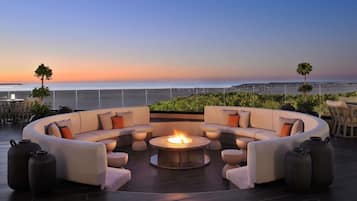 3 restoran, melayani makan siang, makan malam; sajian masakan Prancis