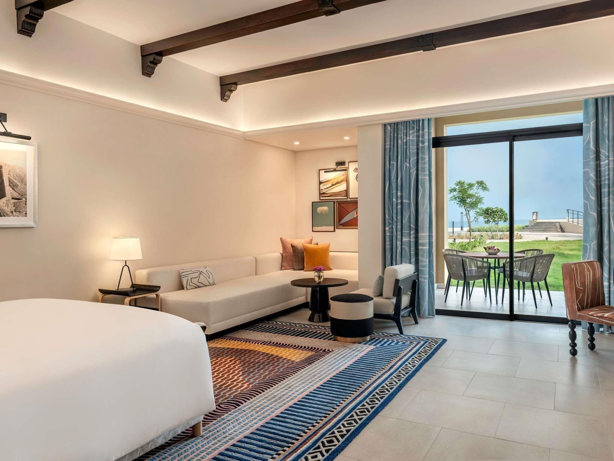 Magnifique One Bedroom Suite, Beachfront, Club Access | Premium bedding, down duvets, memory-foam beds, minibar