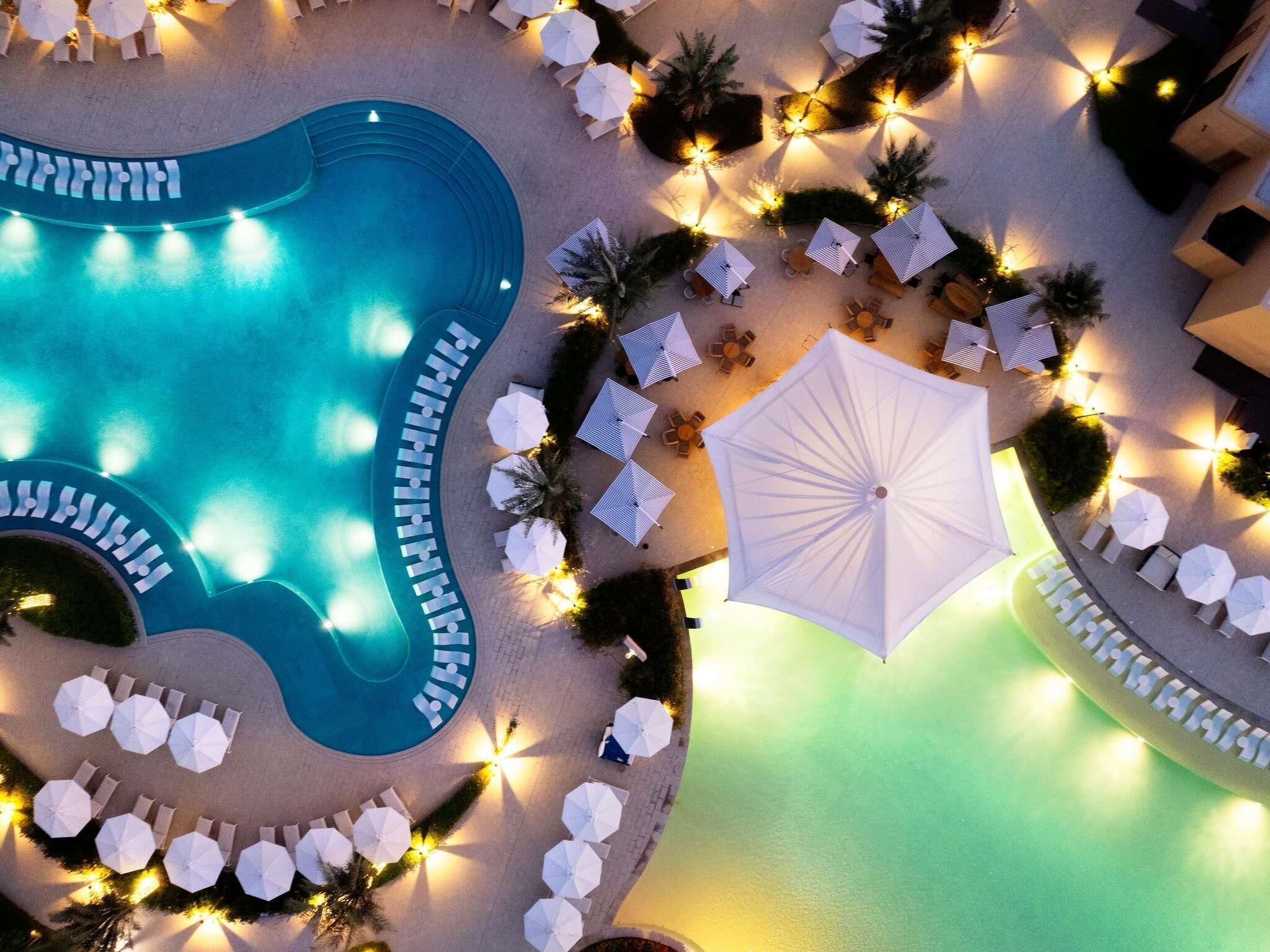4 piscinas externas, funciona das 6h às 21h, barracas, guarda-sóis