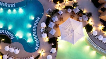 4 piscinas externas, funciona das 6h às 21h, barracas, guarda-sóis