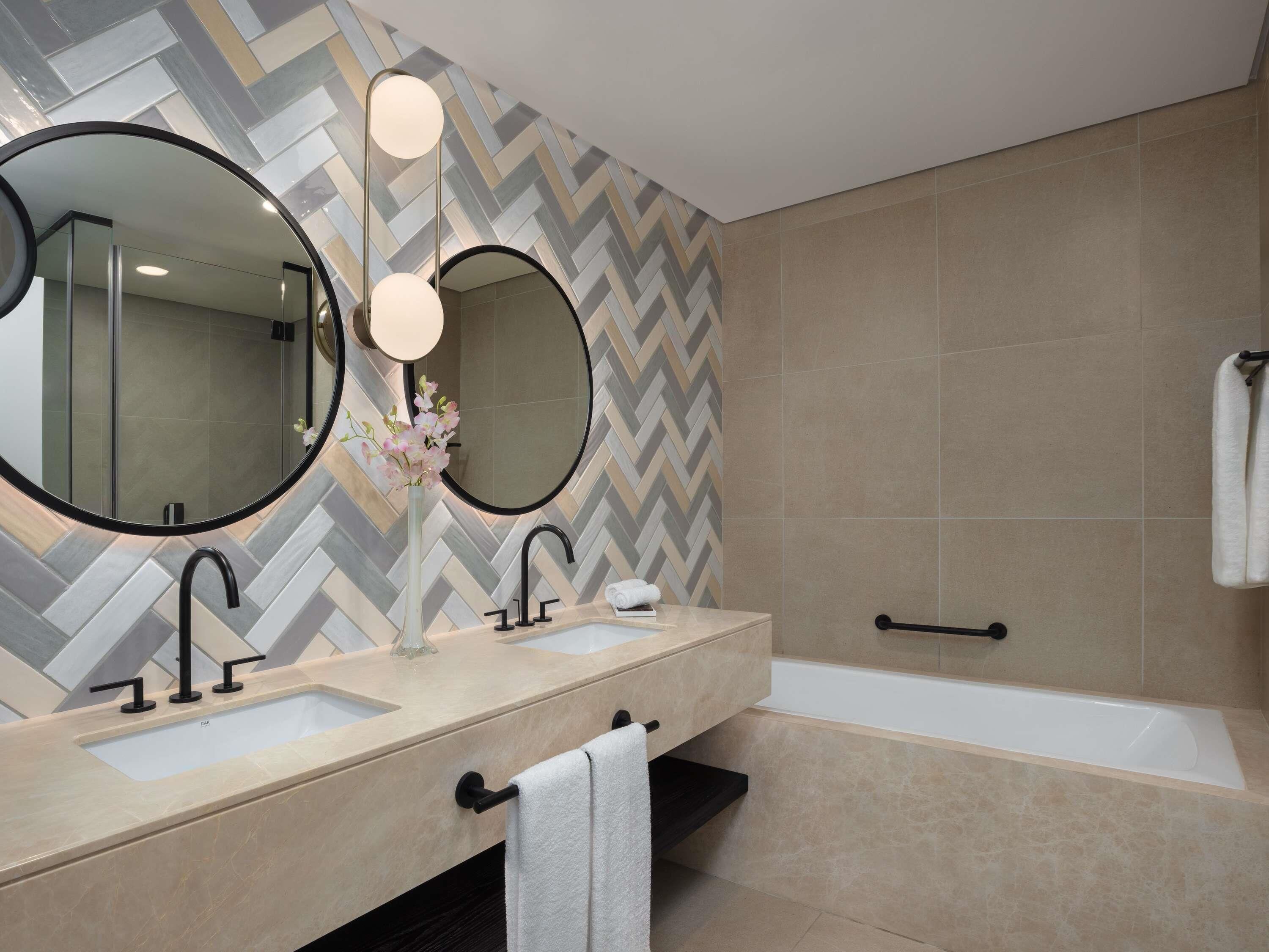 Ylelliset vuodevaatteet, untuvapeitot, memory foam -patjalliset sängyt